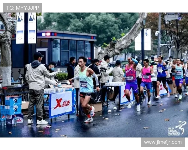 南京城市马拉松点评:街舞队员个人能力展现与团队协作的完美结合
